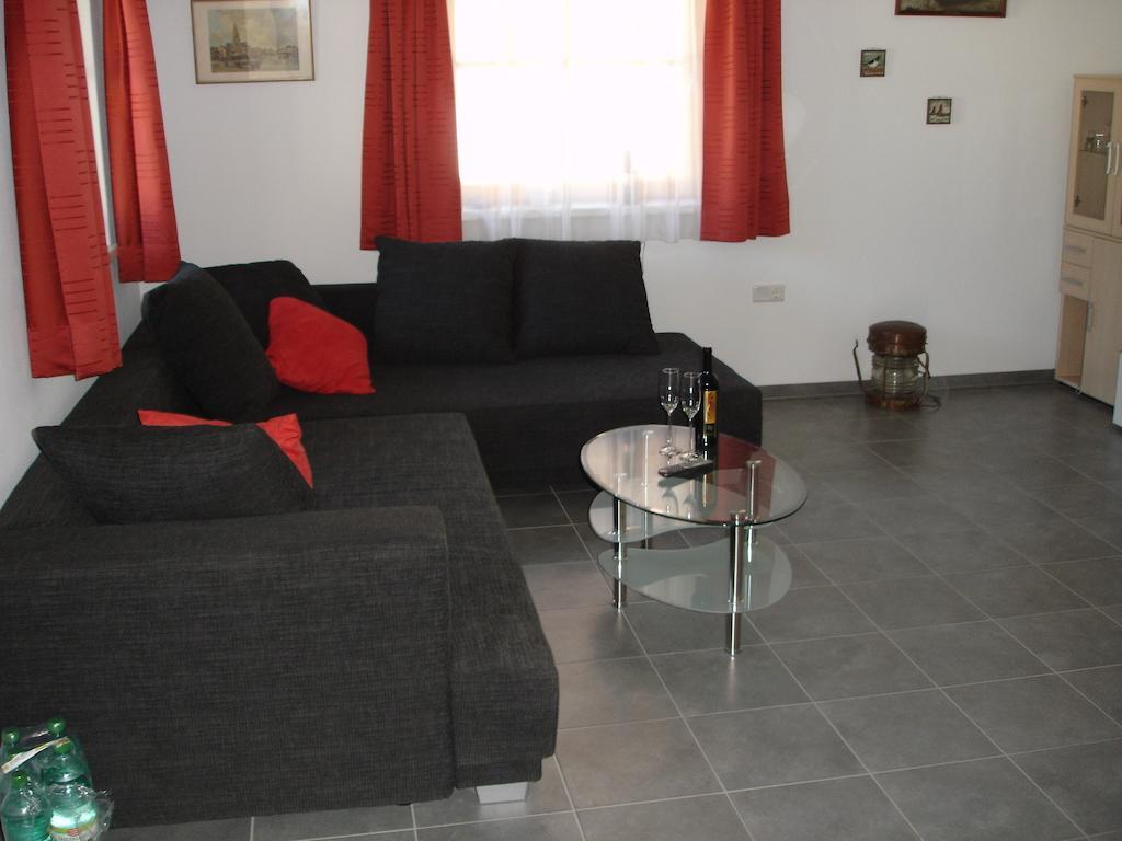Haus Telisia Apartman Klosterle am Arlberg Szoba fotó